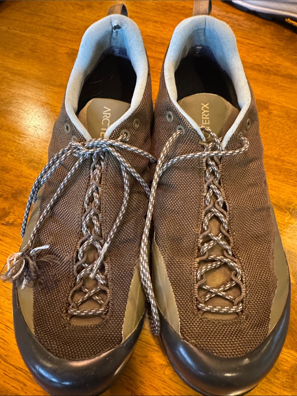Arc'teryx konseal FL Women's Trail Shoes wear shown on shoe lace and on toe